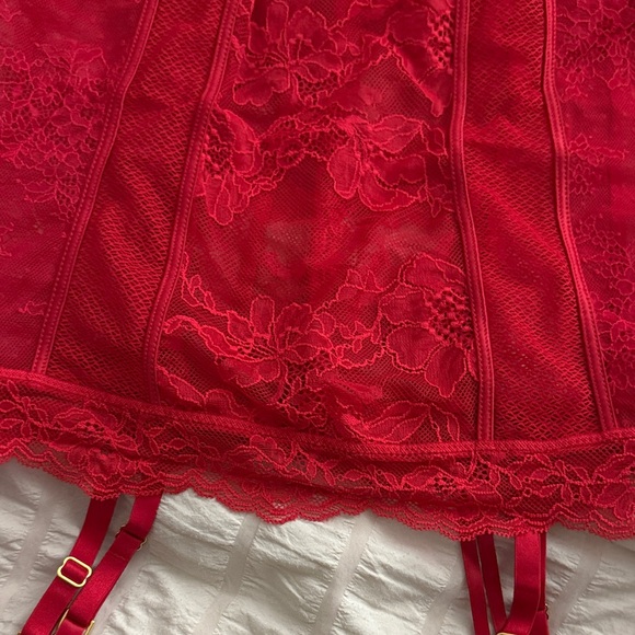 ** Victoria’s Secret ** Elegant Red Lace Lingerie Set adjustable with garter - M - Picture 4 of 13